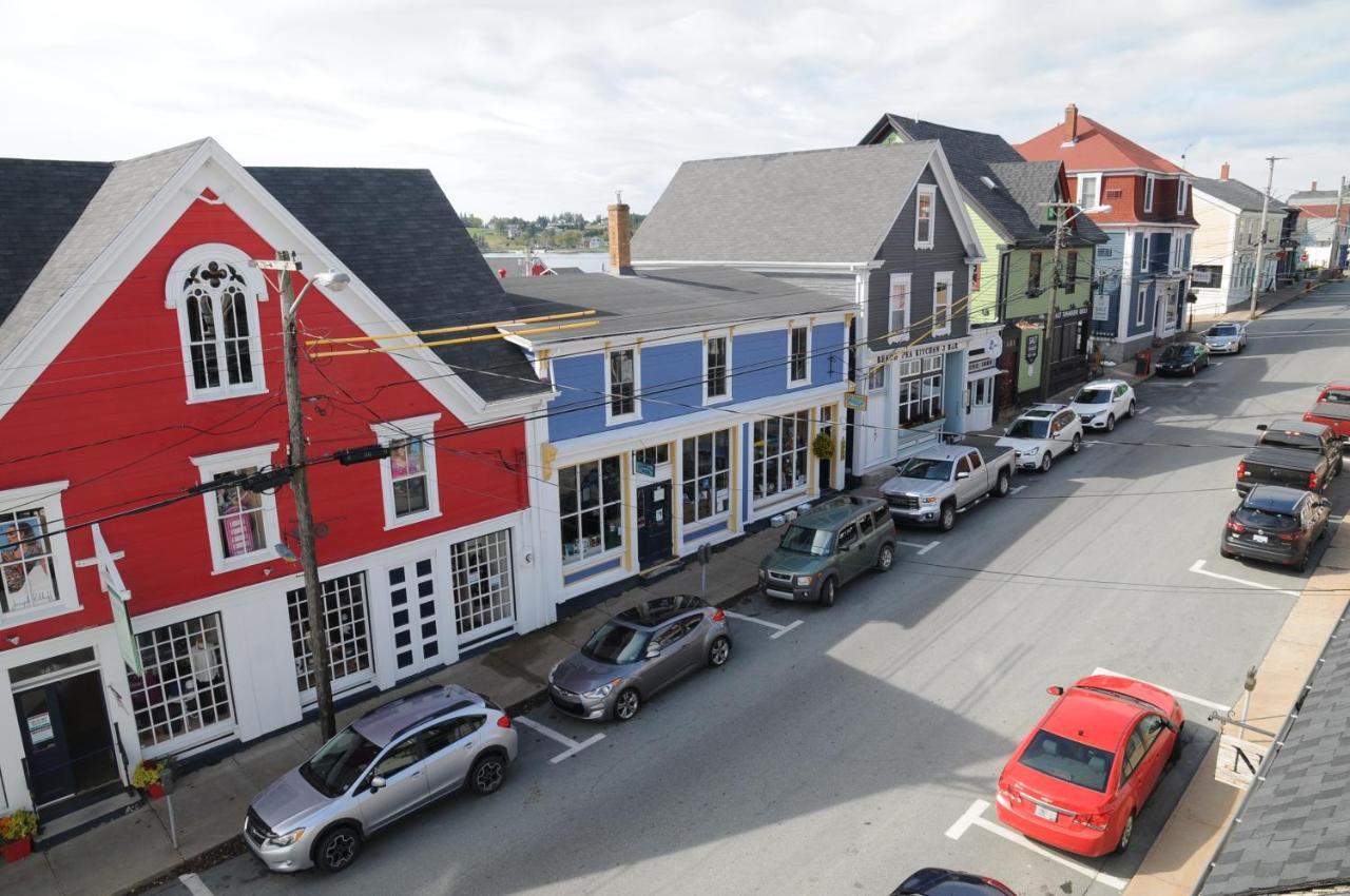 Smugglers Cove Inn Lunenburg Exterior photo