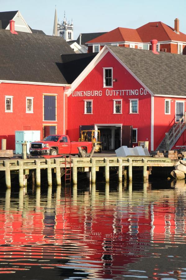 Smugglers Cove Inn Lunenburg Exterior photo