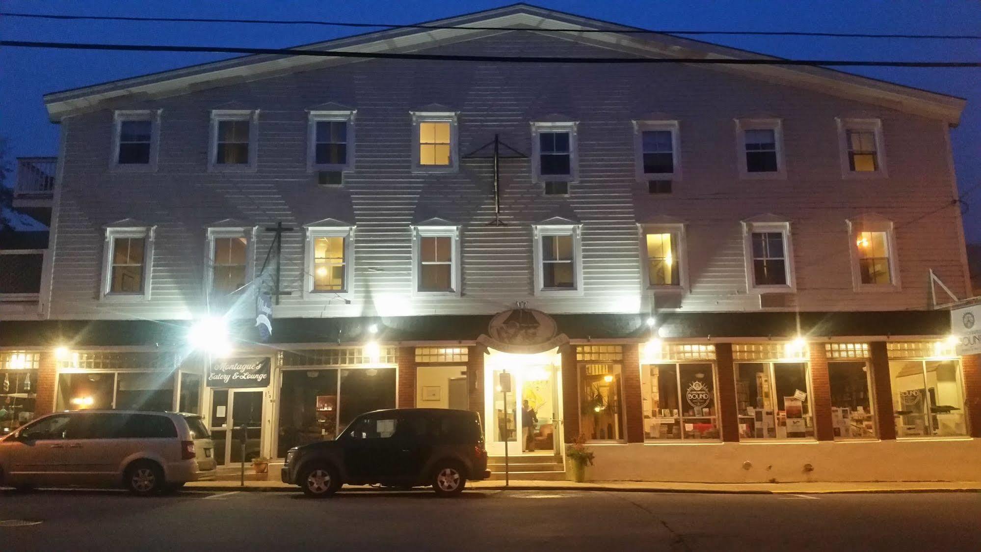 Smugglers Cove Inn Lunenburg Exterior photo